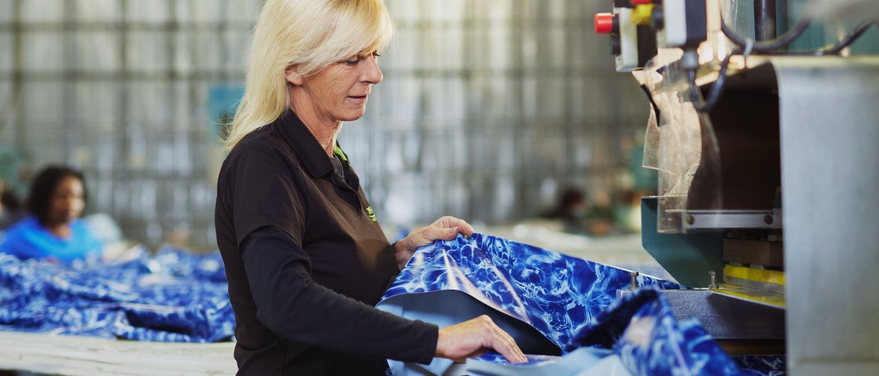 Femme qui effectue un contrôle de qualité sur une toile de piscine