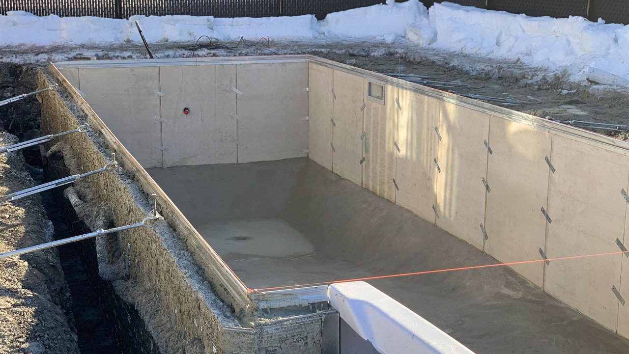 Installation and construction of a Trevi pool before spring thaw