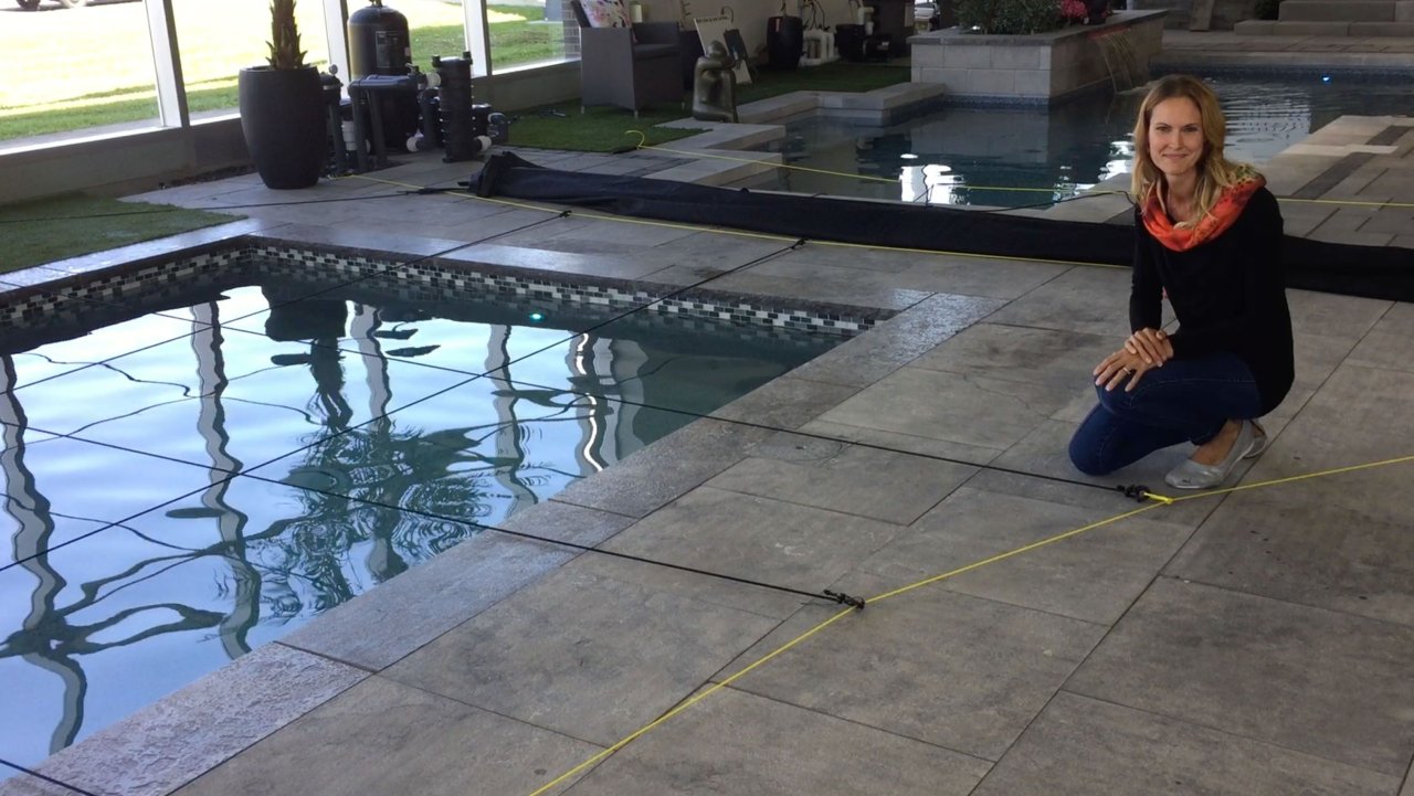 Elastic band system for in-ground pool