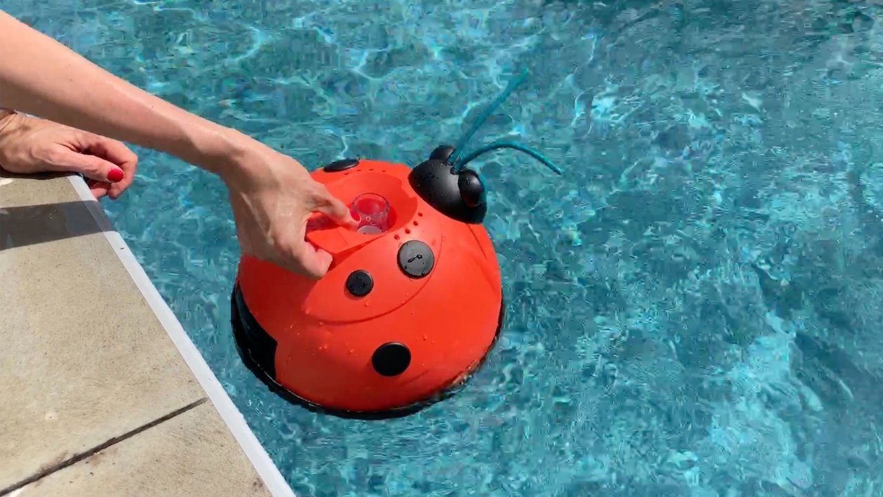 How do robots work in above-ground pools