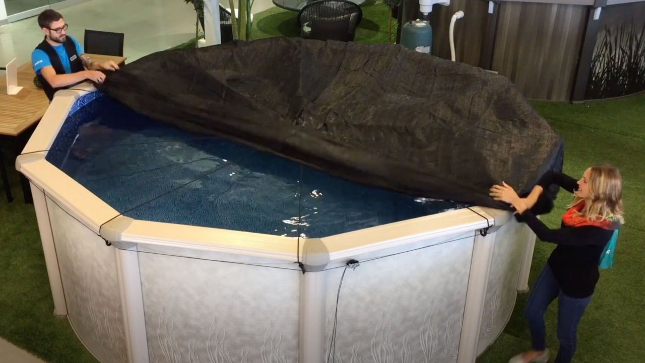 Winter mesh blanket for an above-ground pool