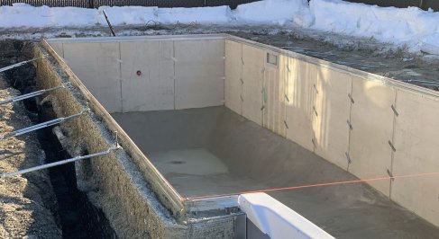 Installation and construction of a Trevi pool before spring thaw